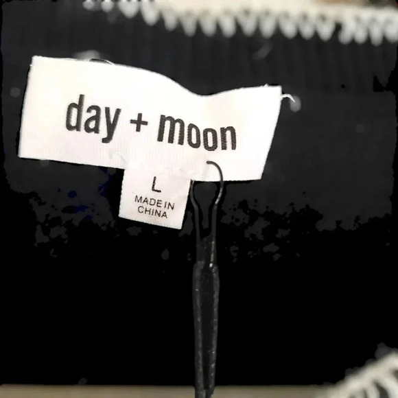 *NWT * Day + Moon Ruffle Sleeve Cropped Sweater Size L - Picture 2 of 4